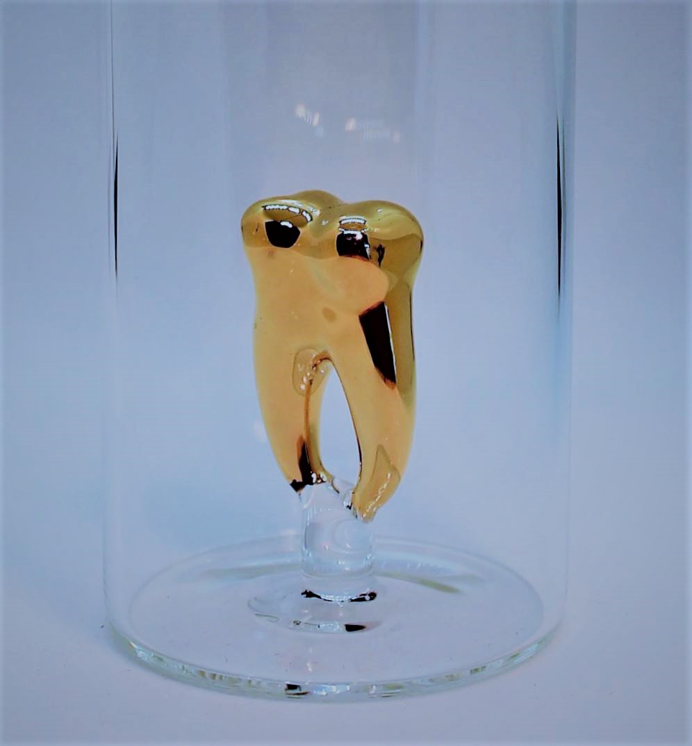 Domglas-Zahn-vergoldet-detail